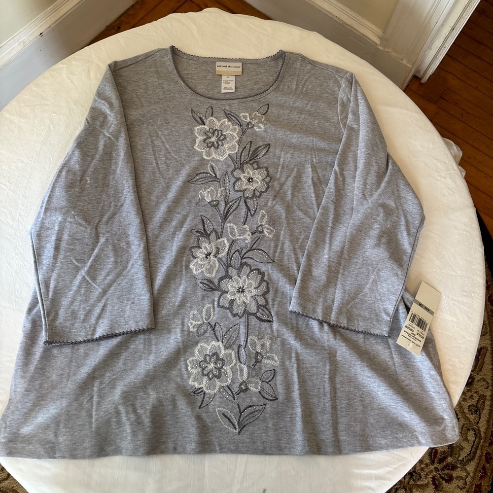 BNWT ALFRED DUNNER WOMENS GREY FLORAL EMBROIDERED TOP

SIZE 1X